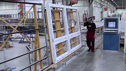 Kompletace a kontrola rámů a křídel oken v PKS okna a.s. (součást videa "Výroba plastového okna")