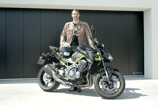 LOMAX navázal spolupráci s motocyklistou Matějem Smržem.