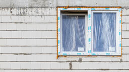 Pouze polyuretanové pěny při montáži oken a dveří nestačí!