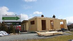 Postup stavby mobilního domu - zemní vruty, hrubá stavba