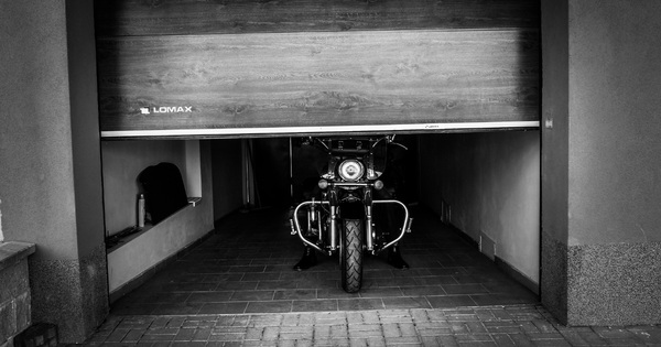 Garážová vrata LOMAX nabízí komfortní ovládání i bezpečné parkování pro všechny motocyklisty