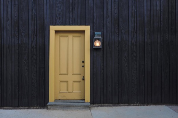 Vchodové dveře – dřevo, plast, hliník
